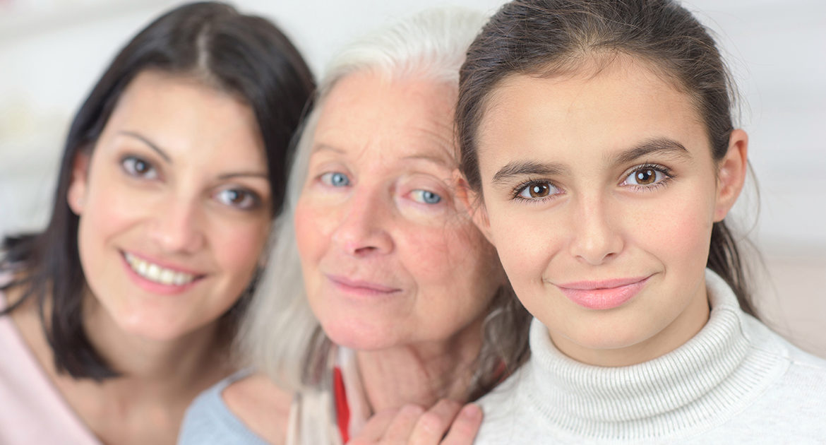 Na pogrzebie mojej babci zobaczyłem, jak mama chowa paczkę do trumny - cicho ją podniosłem i byłem oszołomiony, gdy zajrzałem do środka