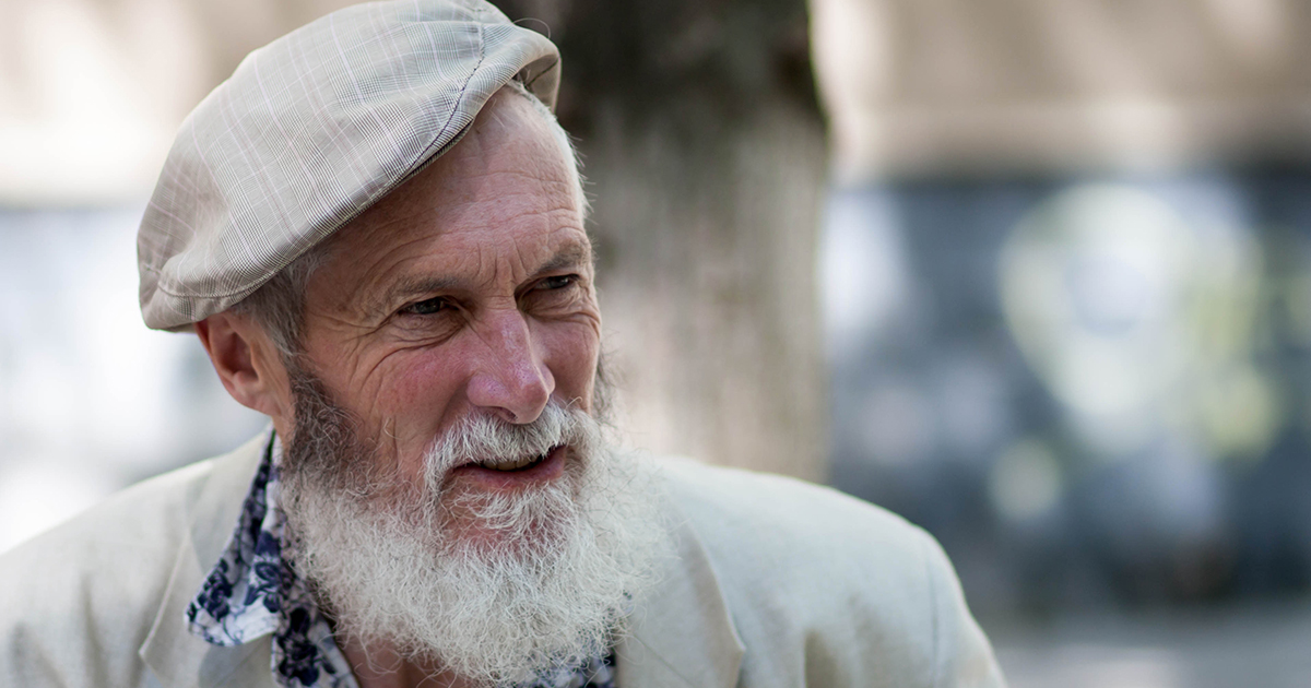 Samotny starzec zaprasza swoją rodzinę na 93. urodziny, ale pojawia się tylko nieznajomy