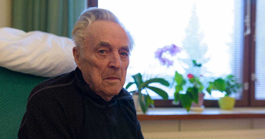 Samotny starzec zaprasza swoją rodzinę na 93. urodziny, ale pojawia się tylko nieznajomy
