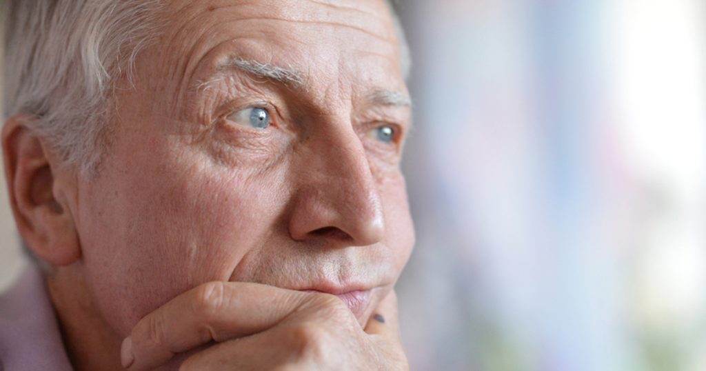 Samotny starzec zaprasza swoją rodzinę na 93. urodziny, ale pojawia się tylko nieznajomy