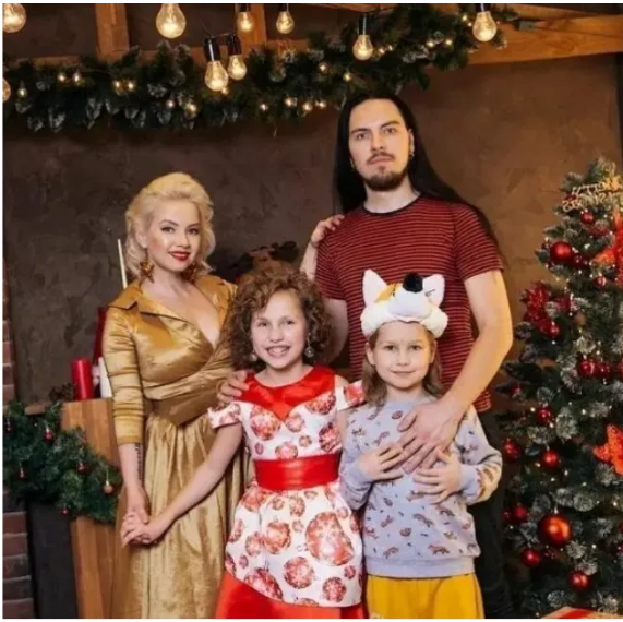 Okazali się całkiem normalni, pomimo nienormalnego wyglądu i strojów podczas ceremonii ślubnej....