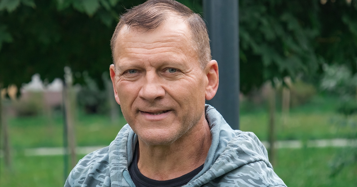 Ojciec zabiera swoją niepełnosprawną córkę na bal maturalny, a później znajduje w skrzynce pocztowej czek na 10 000 dolarów za tytuł Ojca Roku.