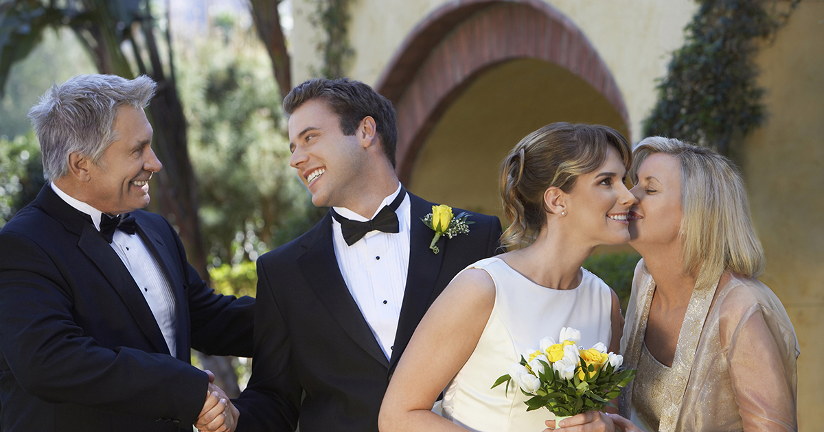 Pracując jako kelnerka na weselu, zamarłam, gdy zobaczyłam własnego męża w roli pana młodego