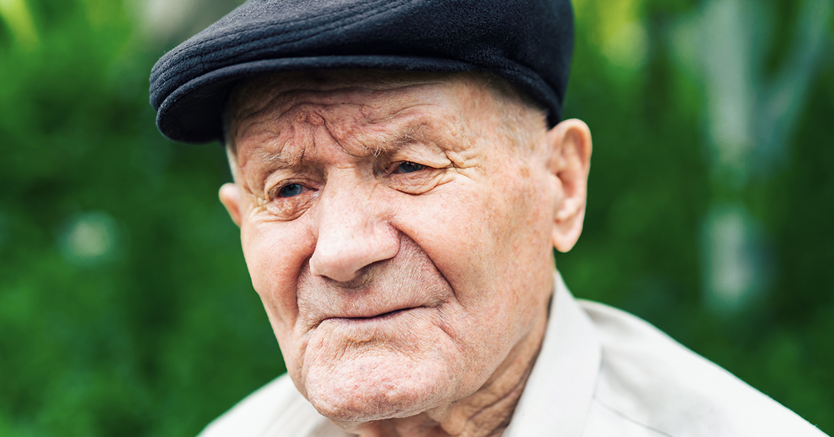 Samotny starzec zaprasza swoją rodzinę na 93. urodziny, ale pojawia się tylko nieznajomy