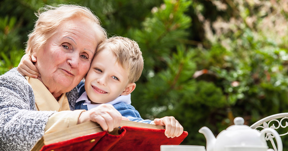 Moja córka i zięć zmarli dwa lata temu. Ale pewnego dnia moje wnuki krzyknęły: „Babciu, patrz, to nasi rodzice!”.