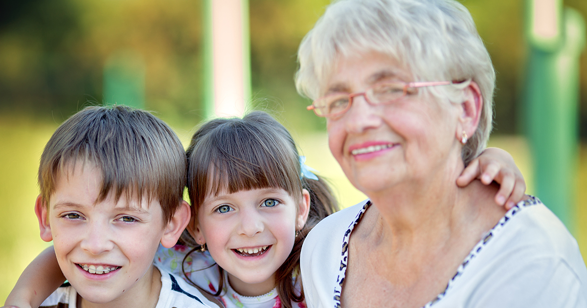 Moja córka i zięć zmarli dwa lata temu. Ale pewnego dnia moje wnuki krzyknęły: „Babciu, patrz, to nasi rodzice!”.