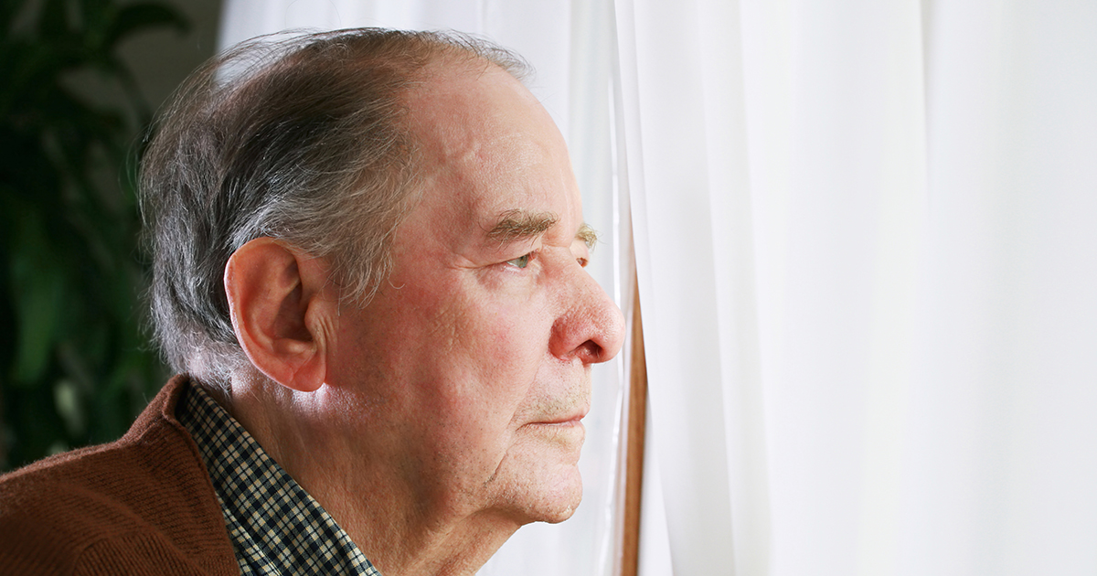 Samotny starzec zaprasza swoją rodzinę na 93. urodziny, ale pojawia się tylko nieznajomy