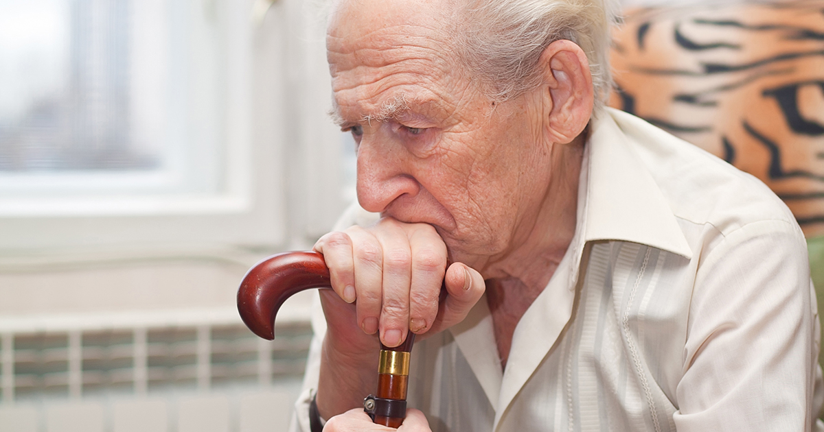 Samotny starzec zaprasza swoją rodzinę na 93. urodziny, ale pojawia się tylko nieznajomy