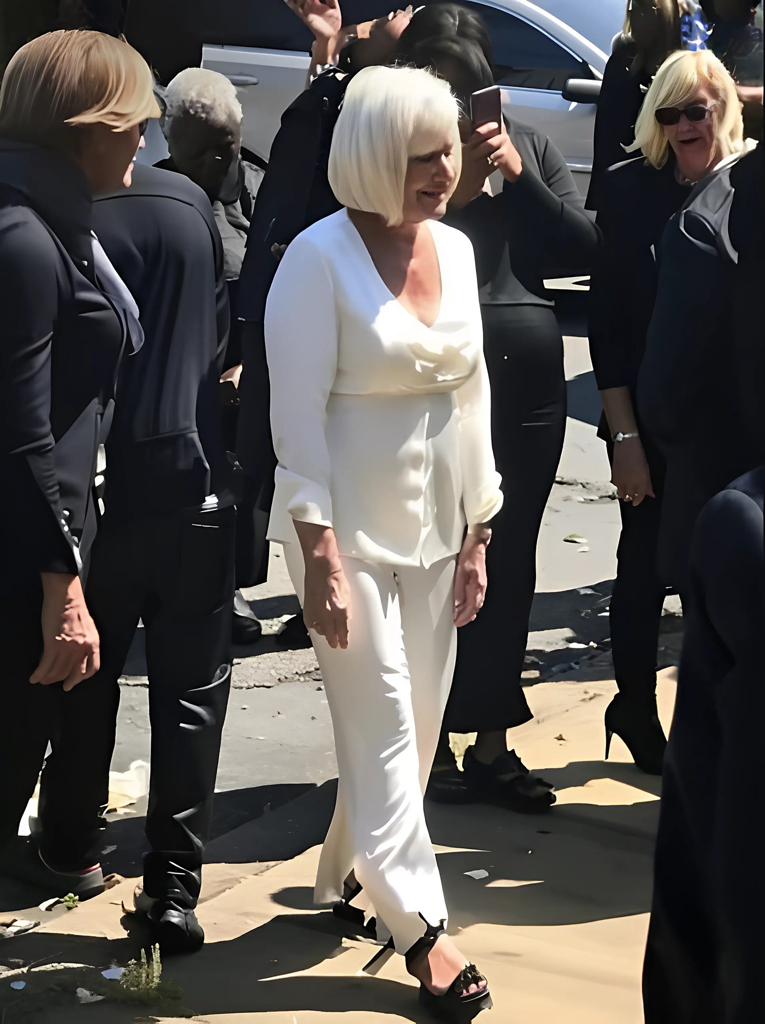 Moja bezczelna macocha i jej czworo dorosłych dzieci uczestniczyło w pogrzebie mojego ojca w bieli - wszyscy byli oszołomieni, gdy wyciągnęła list....