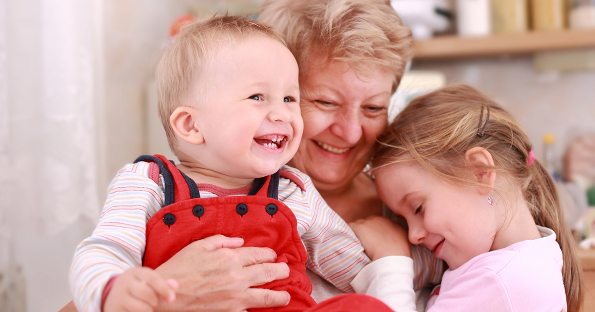 Moja córka i zięć zmarli dwa lata temu. Ale pewnego dnia moje wnuki krzyknęły: „Babciu, patrz, to nasi rodzice!”.