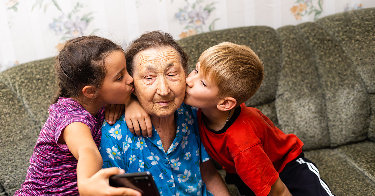 Moja córka i zięć zmarli dwa lata temu. Ale pewnego dnia moje wnuki krzyknęły: „Babciu, patrz, to nasi rodzice!”.