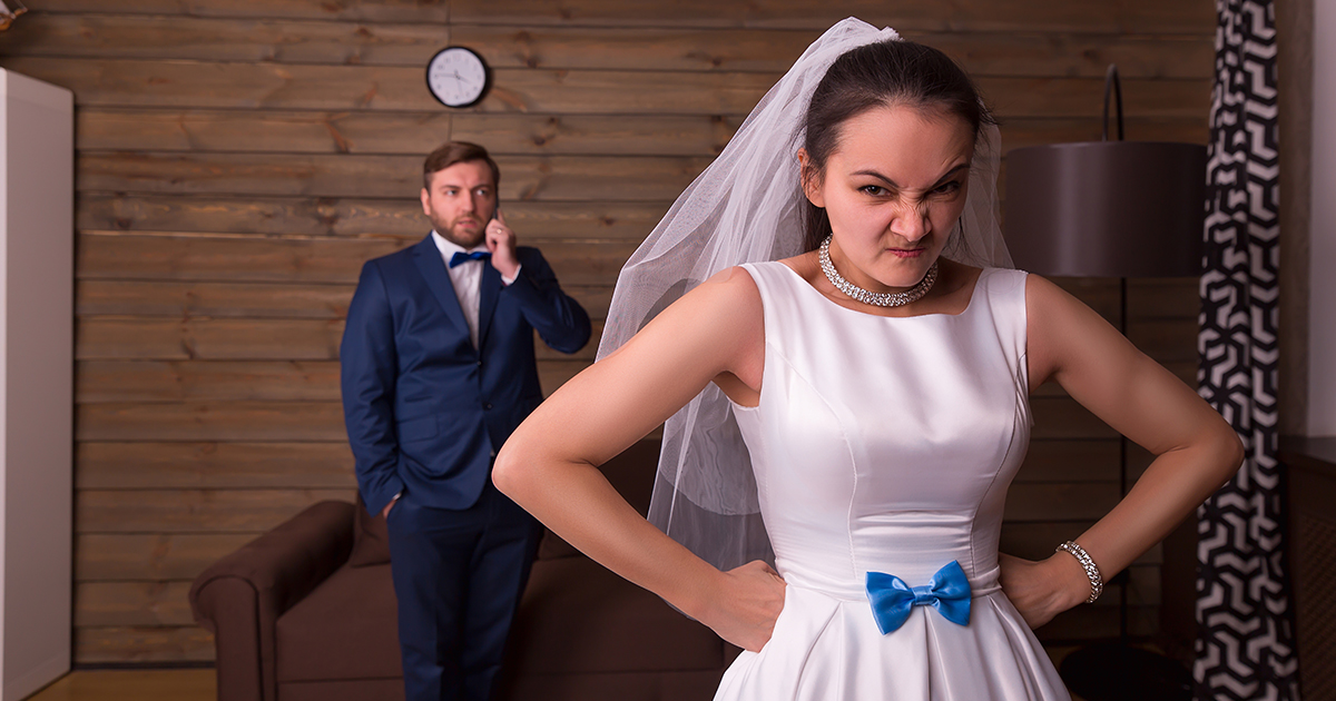 Pracując jako kelnerka na weselu, zamarłam, gdy zobaczyłam własnego męża w roli pana młodego