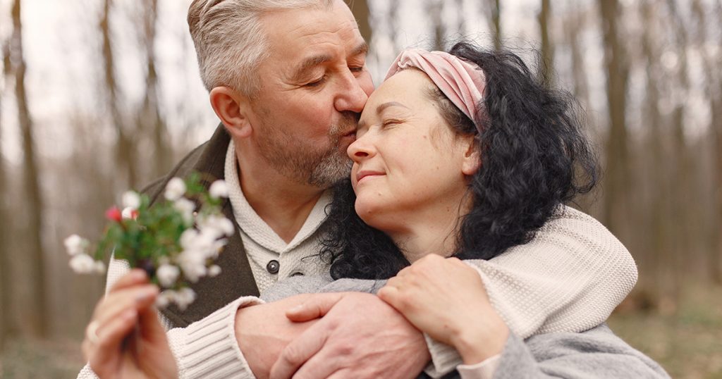 Zakochałam się w zrzędliwym sąsiedzie mojej szwagierki, ale podczas Święta Dziękczynienia wyszła na jaw straszna prawda o naszym związku