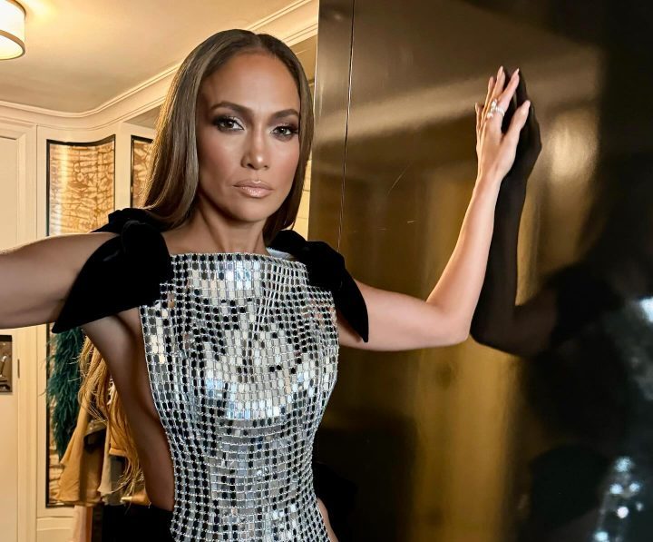W połyskującej sukience i bez bielizny: Jennifer Lopez zachwyciła swoim strojem na pokazie w Toronto