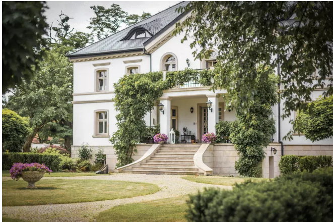 Ojciec czwórki dzieci mieszkający w namiocie daje swoje ostatnie 2 dolary nieznajomemu na stacji benzynowej, który okazuje się być właścicielem dużej firmy.