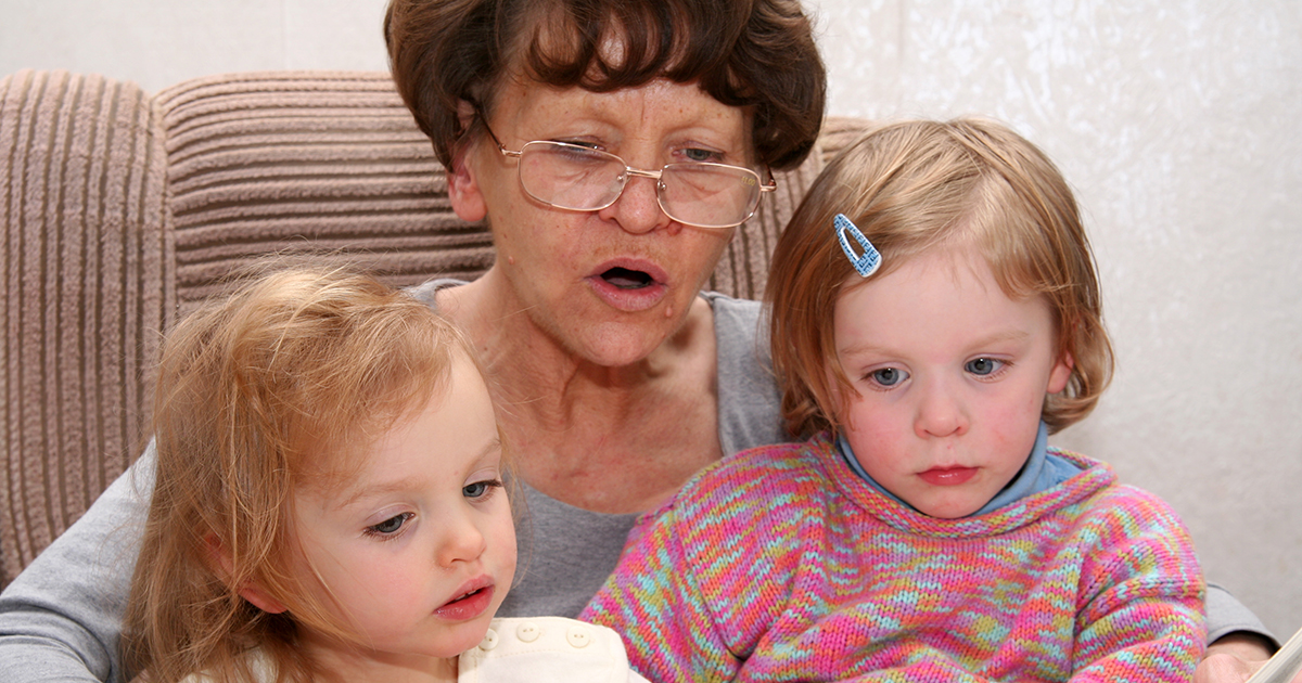 Moja córka i zięć zmarli dwa lata temu. Ale pewnego dnia moje wnuki krzyknęły: „Babciu, patrz, to nasi rodzice!”.