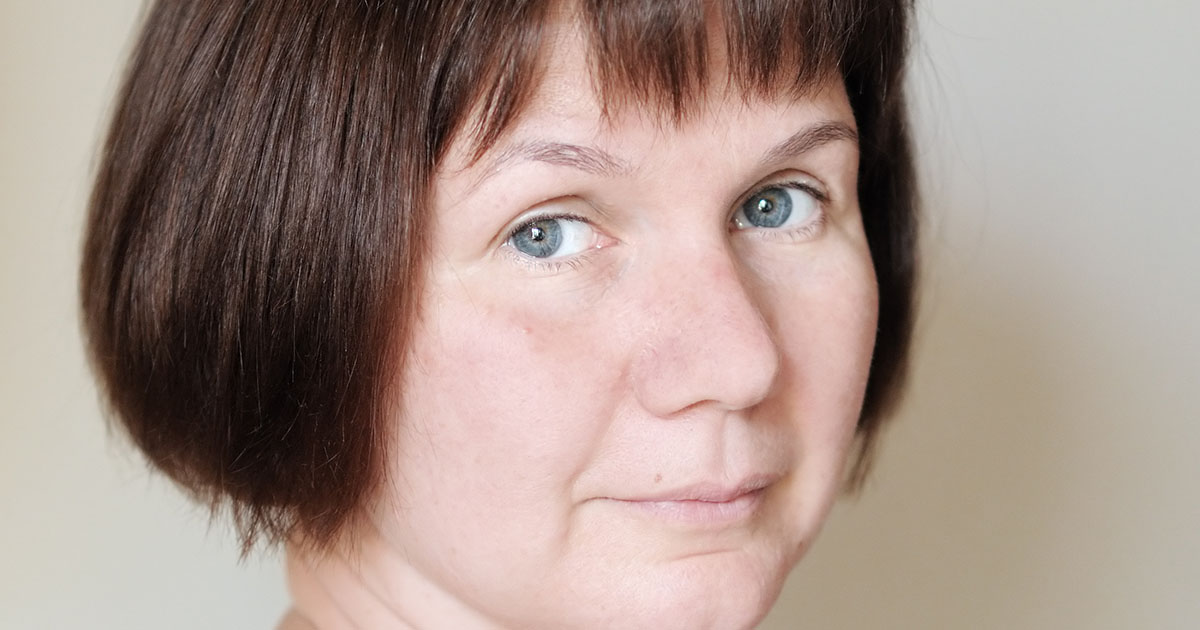 Moja sąsiadka postawiła toaletę na moim trawniku z tabliczką: „Spłucz swoje zdanie tutaj!” po tym, jak poprosiłam ją, żeby nie opalała się pod oknem mojego syna.