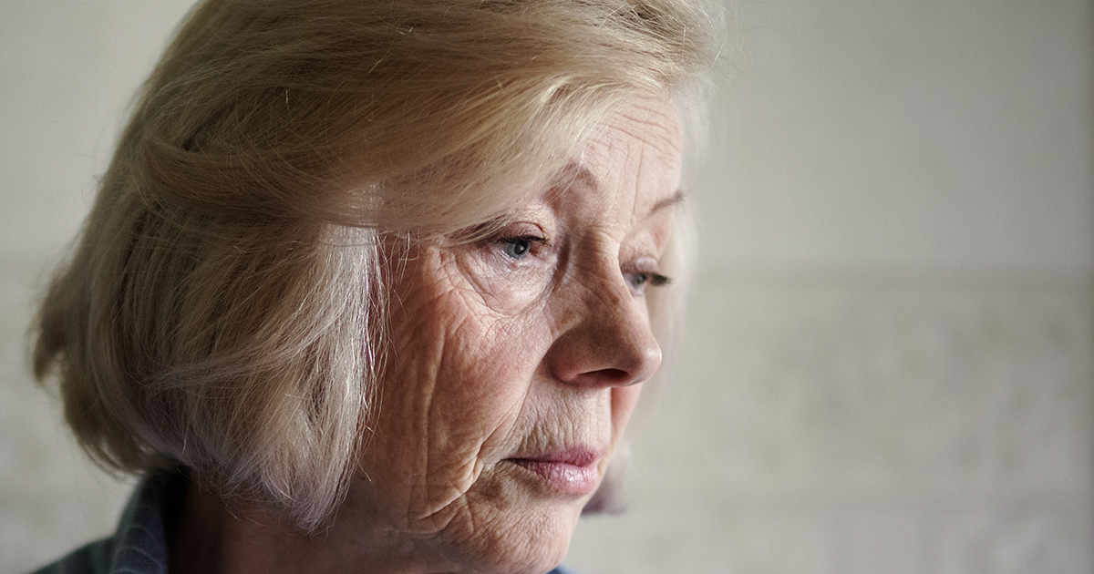 Syn znajduje testament swojej starej matki i nakazuje jej natychmiast spakować swoje rzeczy.