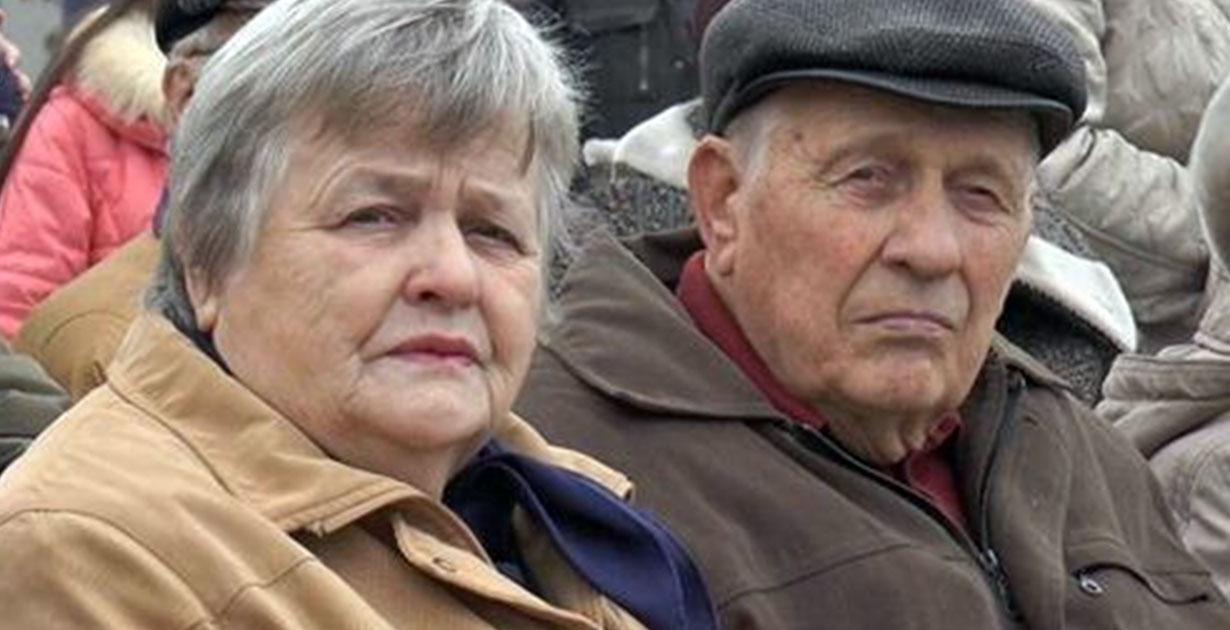 Po 53 latach małżeństwa starsza para rozwodzi się, a następnie mężczyzna zauważa swoją byłą żonę na randce w kawiarni