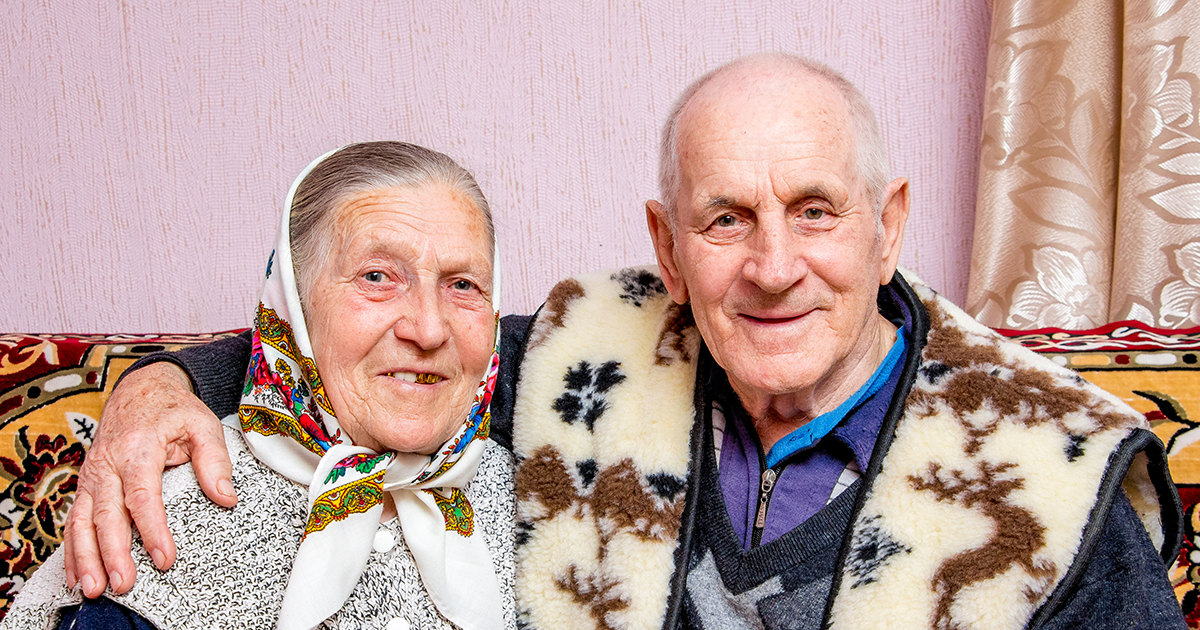 Po 53 latach małżeństwa starsza para rozwodzi się, a następnie mężczyzna zauważa swoją byłą żonę na randce w kawiarni