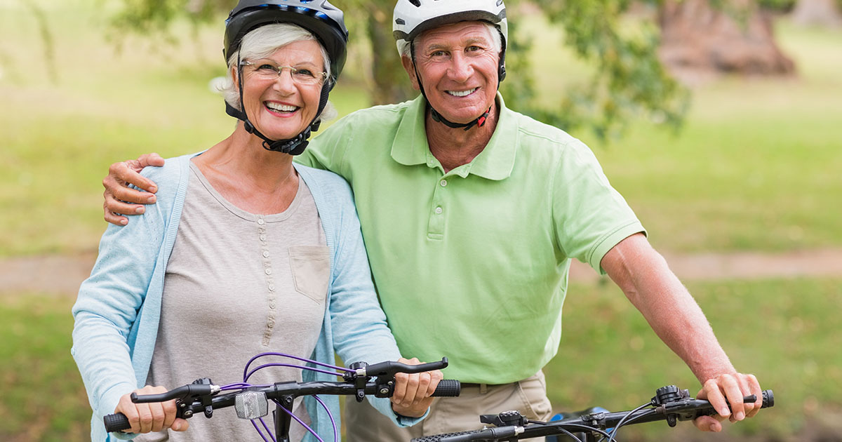 Po 53 latach małżeństwa starsza para rozwodzi się, a następnie mężczyzna zauważa swoją byłą żonę na randce w kawiarni