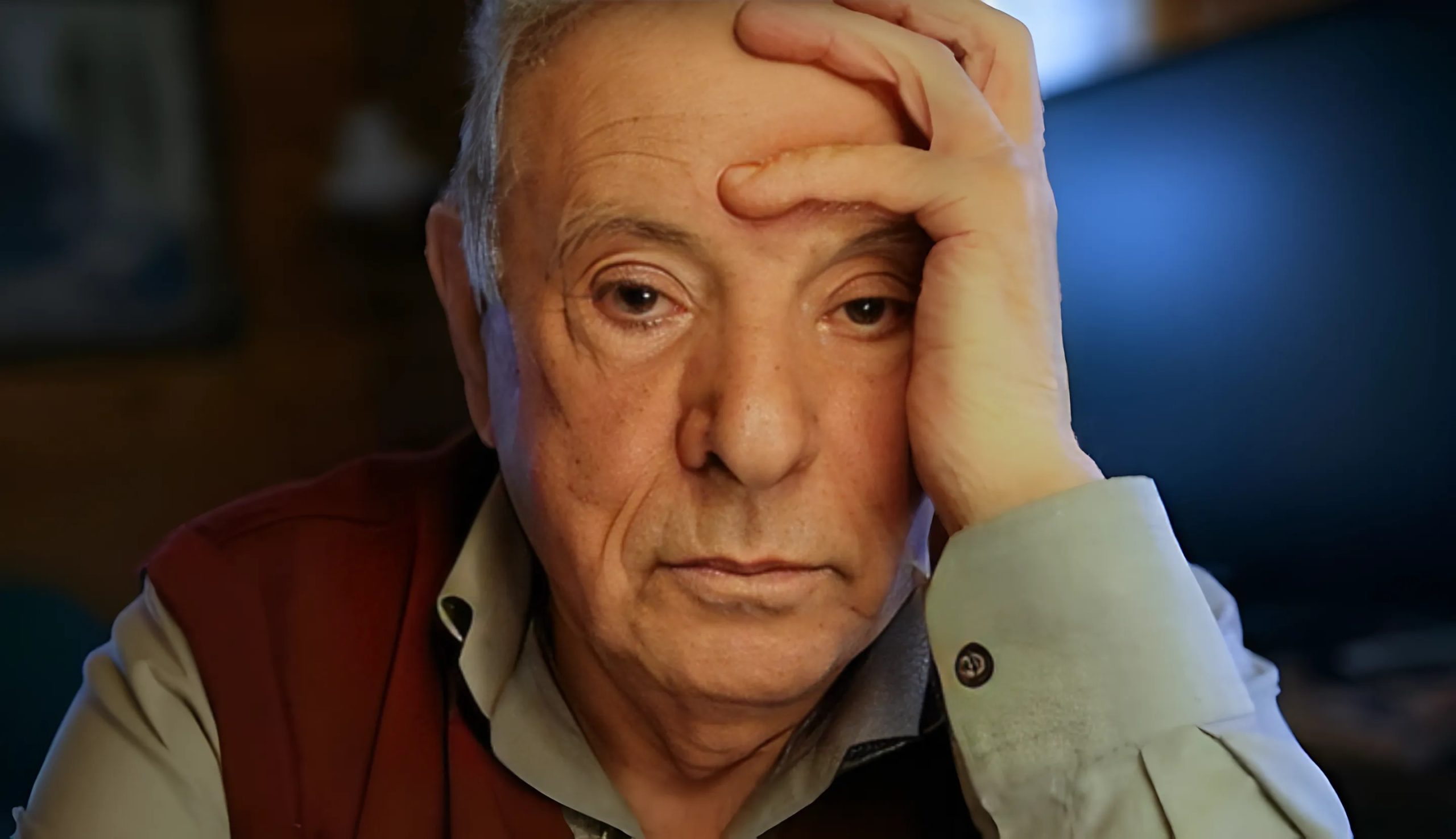 Samotny starzec zaprasza swoją rodzinę na 93. urodziny, ale pojawia się tylko nieznajomy