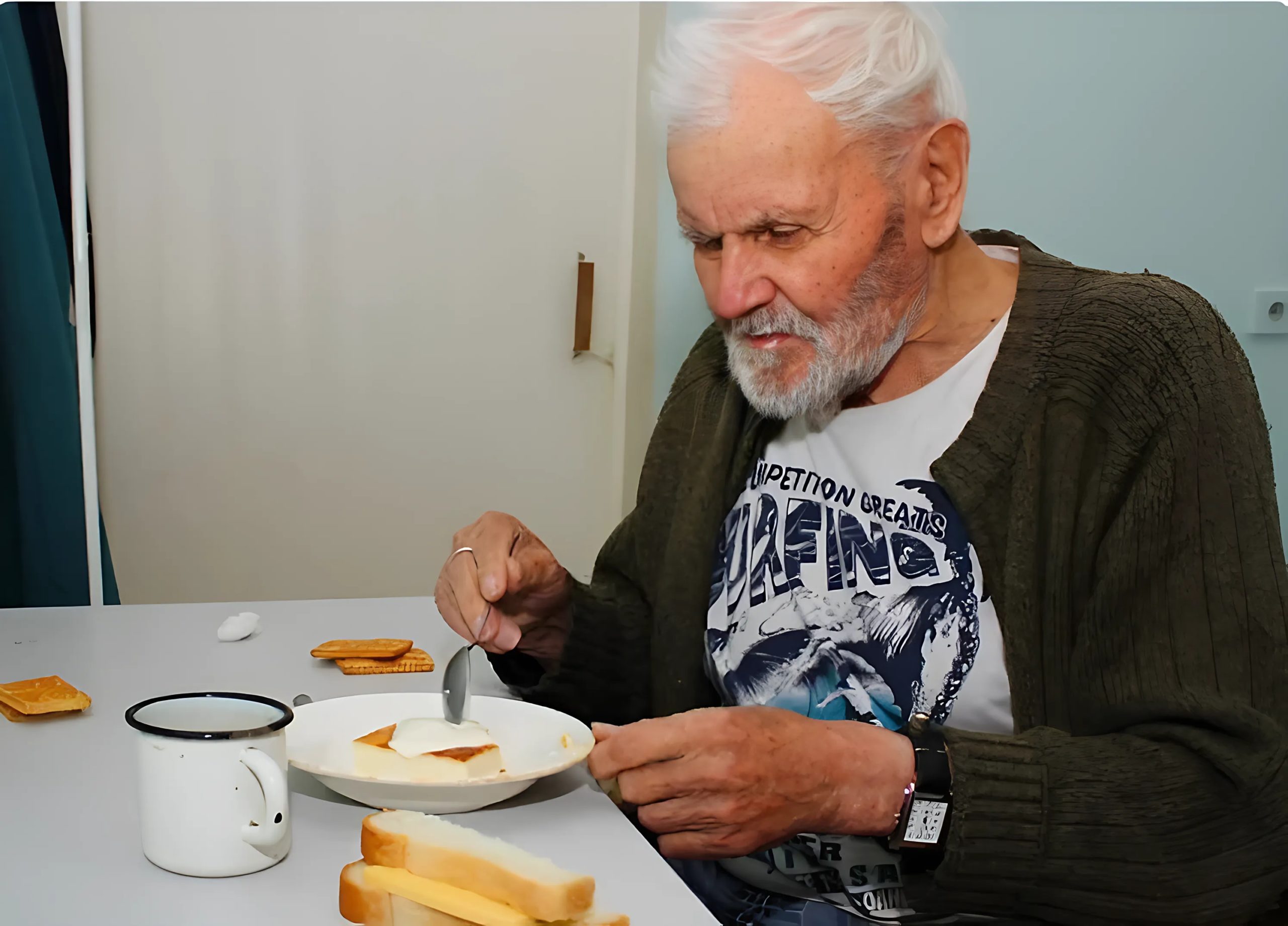 Samotny starzec zaprasza swoją rodzinę na 93. urodziny, ale pojawia się tylko nieznajomy