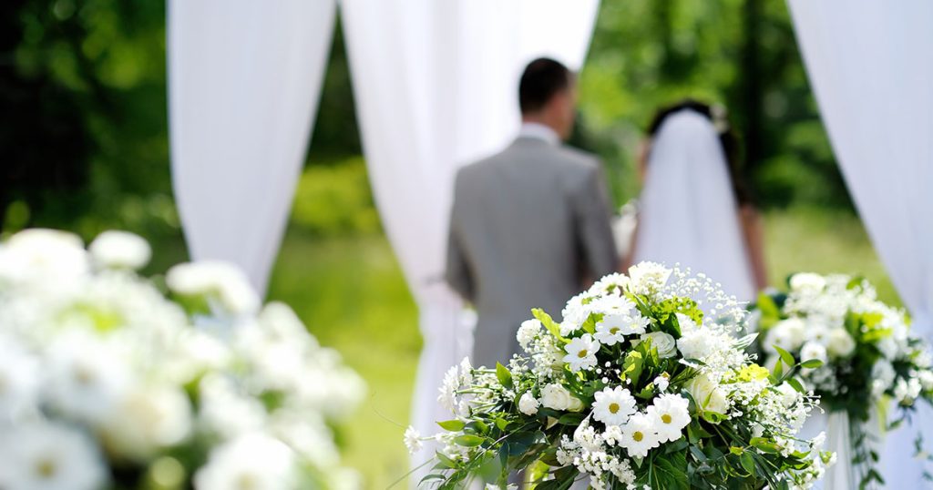 Pracując jako kelnerka na weselu, zamarłam, gdy zobaczyłam własnego męża w roli pana młodego