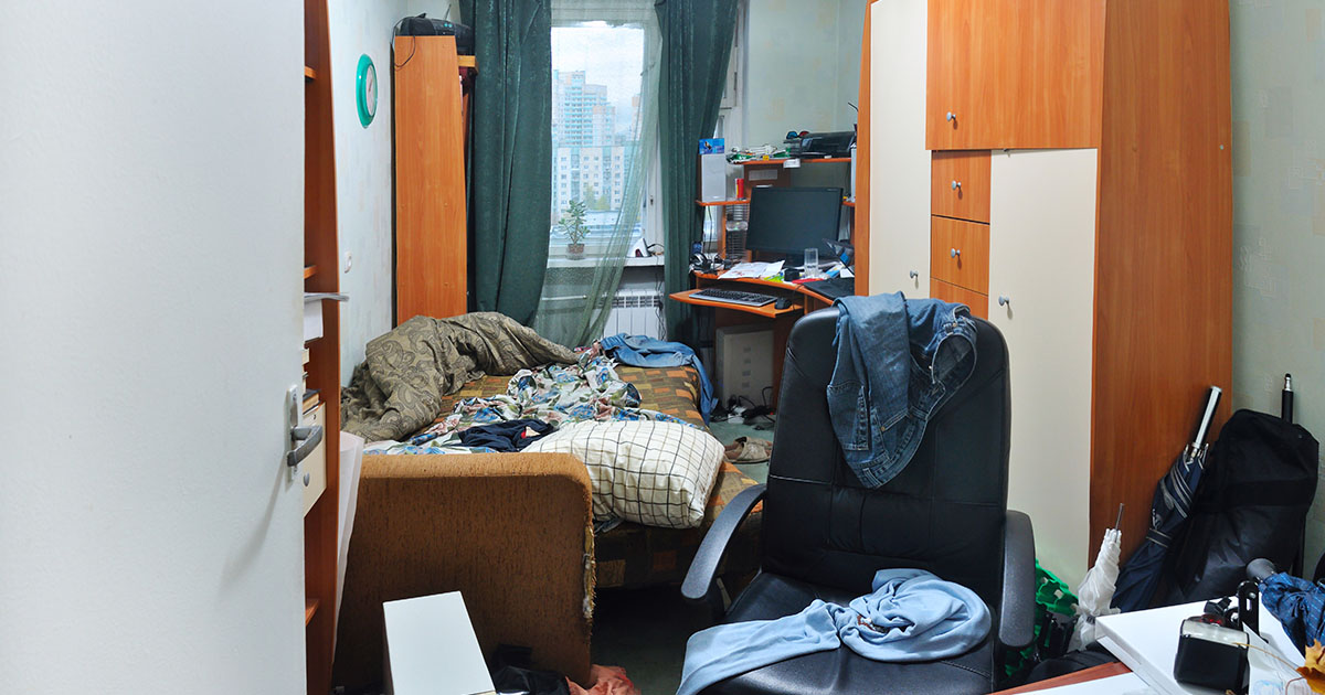 Sprzątaczka weszła do domu nieznajomego, a potem stos kartek urodzinowych ujawnił rozdzierający serce sekret.