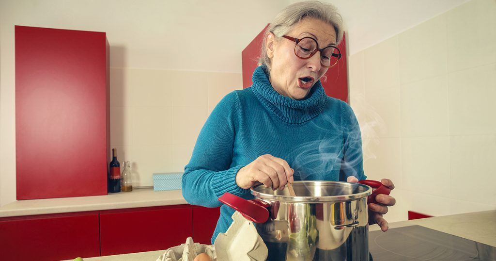 Moja teściowa ukradła jajka z mojej lodówki - to, co uchwyciłem ukrytą kamerą, zmroziło mi krew w żyłach