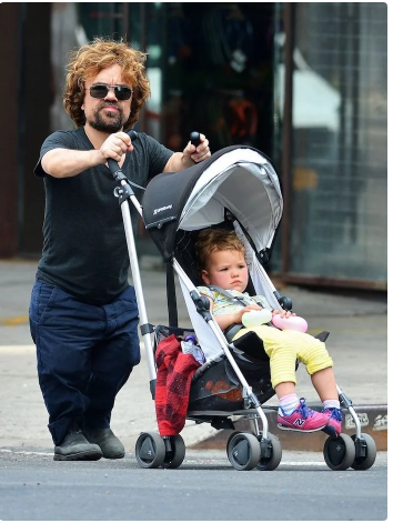 „Jak wygląda żona Petera Dinklage'a, gwiazdora Gry o Tron?”, która ma 135 cm wzrostu.