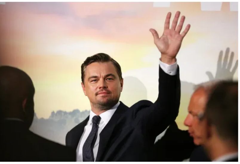 49-letni Leonardo DiCaprio rozpoczął lato, kupując prywatny jacht za 32 miliony dolarów, aby spędzić wakacje z 20-letnimi modelkami na Karaibach. Wydam cały swój majątek, zanim się zestarzeję".