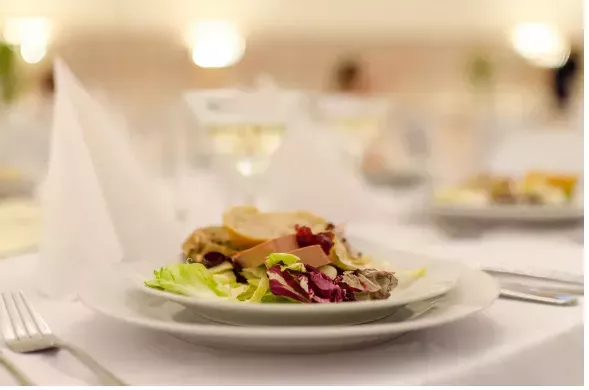 Moi teściowie porzucili moją mamę w restauracji, aby uniknąć kontroli, ale ona miała plan w rękawie