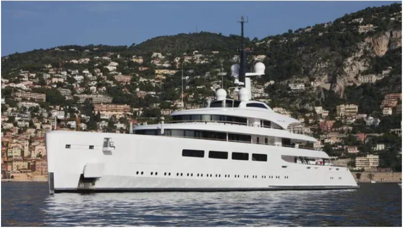 49-letni Leonardo DiCaprio rozpoczął lato, kupując prywatny jacht za 32 miliony dolarów, aby spędzić wakacje z 20-letnimi modelkami na Karaibach. Wydam cały swój majątek, zanim się zestarzeję".