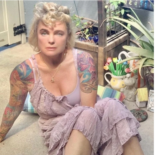 Gwiazda „Baywatch” Erica Eleniak nadal zadziwia fanów swoim nowym wyglądem, wyglądając oszałamiająco w wieku 54 lat.