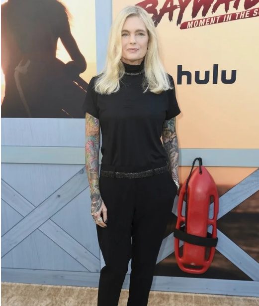Gwiazda „Baywatch” Erica Eleniak nadal zadziwia fanów swoim nowym wyglądem, wyglądając oszałamiająco w wieku 54 lat.