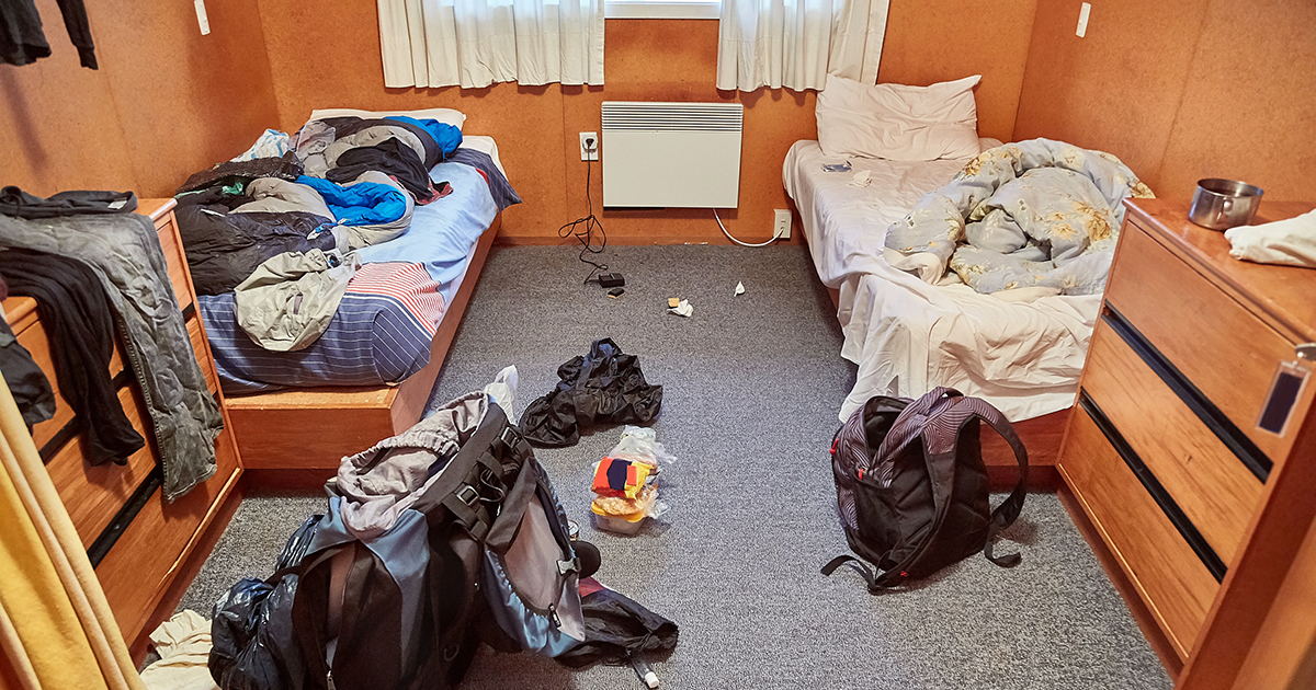 Sprzątaczka weszła do domu nieznajomego, a potem stos kartek urodzinowych ujawnił rozdzierający serce sekret.