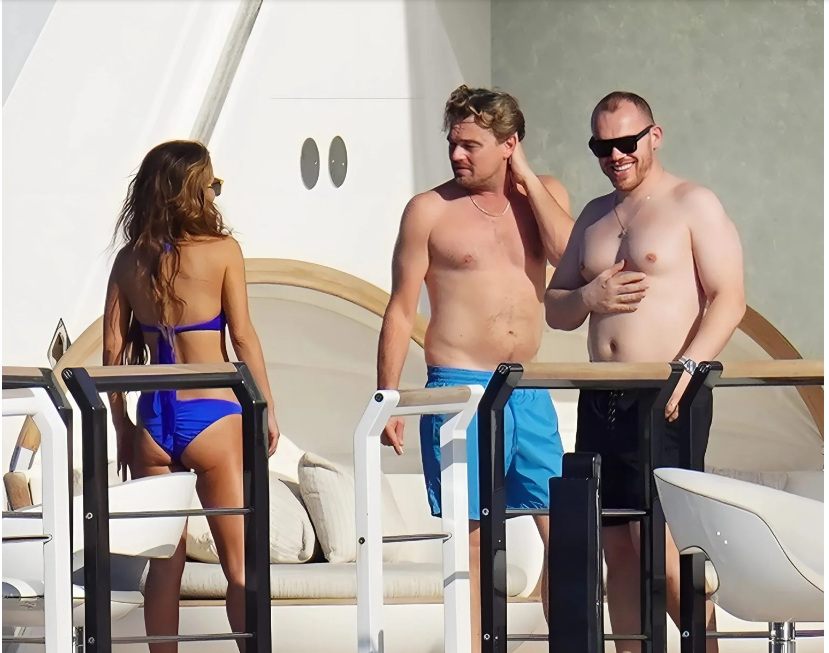 49-letni Leonardo DiCaprio rozpoczął lato, kupując prywatny jacht za 32 miliony dolarów, aby spędzić wakacje z 20-letnimi modelkami na Karaibach. Wydam cały swój majątek, zanim się zestarzeję".