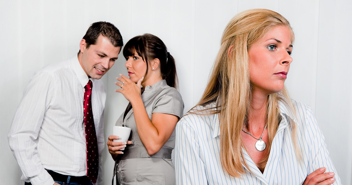 Mój szef zwolnił mnie znienacka. Następnego ranka obudziłem się z wiadomością tekstową od jego żony: „Spotkaj się ze mną. Muszę powiedzieć ci prawdę”.