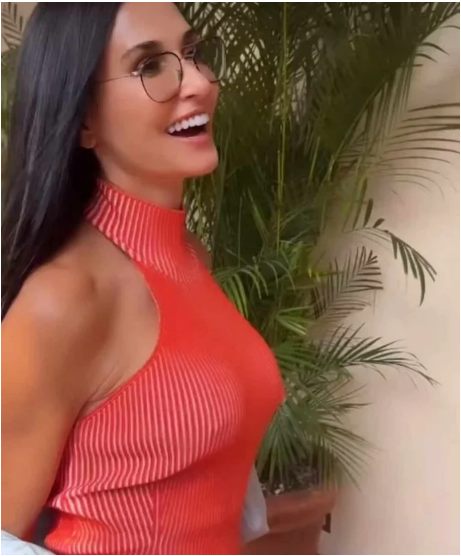 Ona nie wygląda staro. Spójrz na 60-letnią Demi Moore bez stanika!