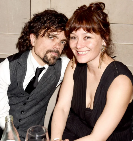 „Jak wygląda żona Petera Dinklage'a, gwiazdora Gry o Tron?”, która ma 135 cm wzrostu.