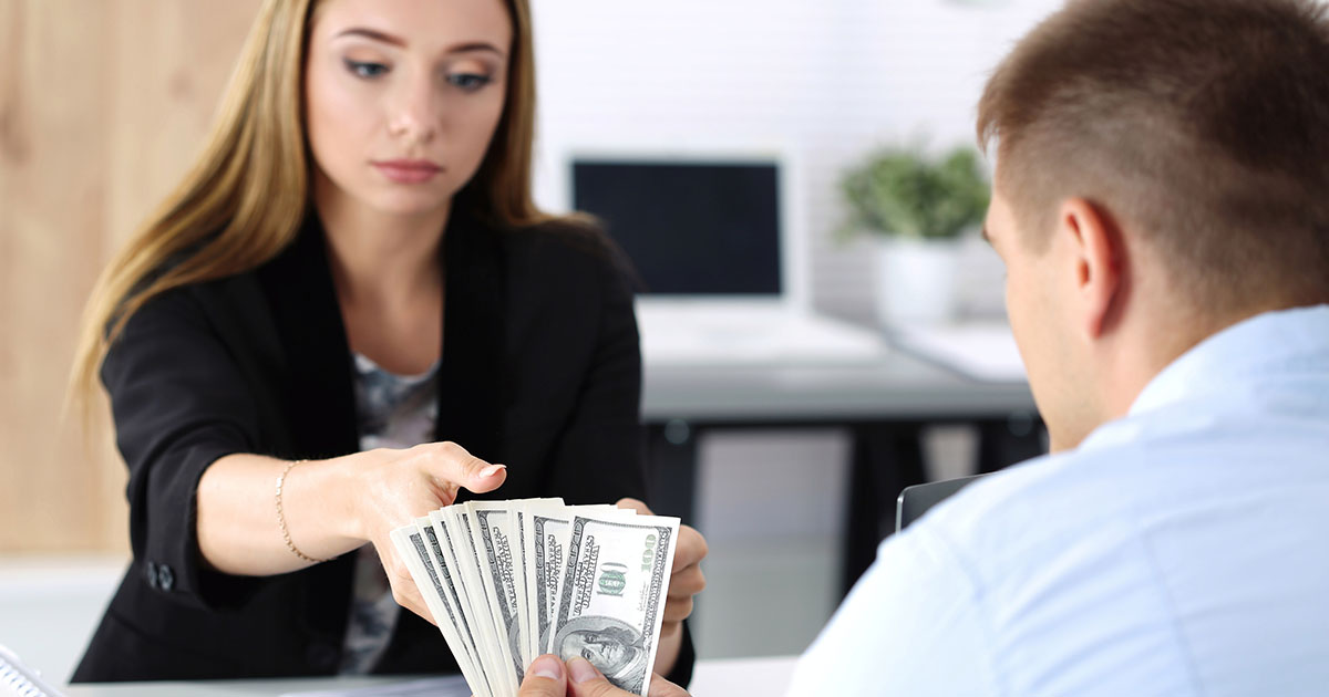 Mój mąż dał mi pieniądze na implanty i „zły” liścik na urodziny - dałam mu nauczkę.