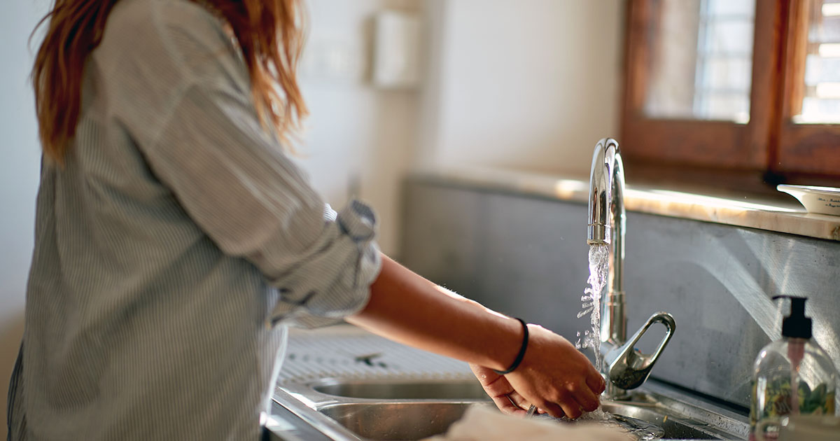 Sprzątaczka weszła do domu nieznajomego, a potem stos kartek urodzinowych ujawnił rozdzierający serce sekret.