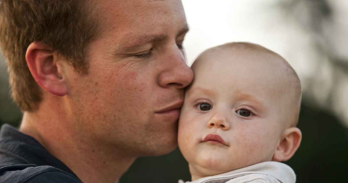 BYŁ PÓŹNY WIECZÓR, KIEDY JAKE WSZEDŁ DO DOMU Z DZIECKIEM NA RĘKACH.