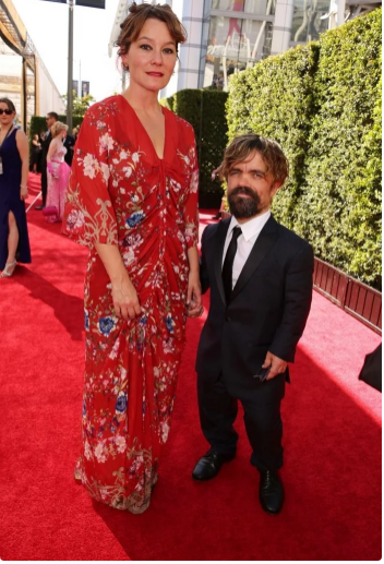 „Jak wygląda żona Petera Dinklage'a, gwiazdora Gry o Tron?”, która ma 135 cm wzrostu.