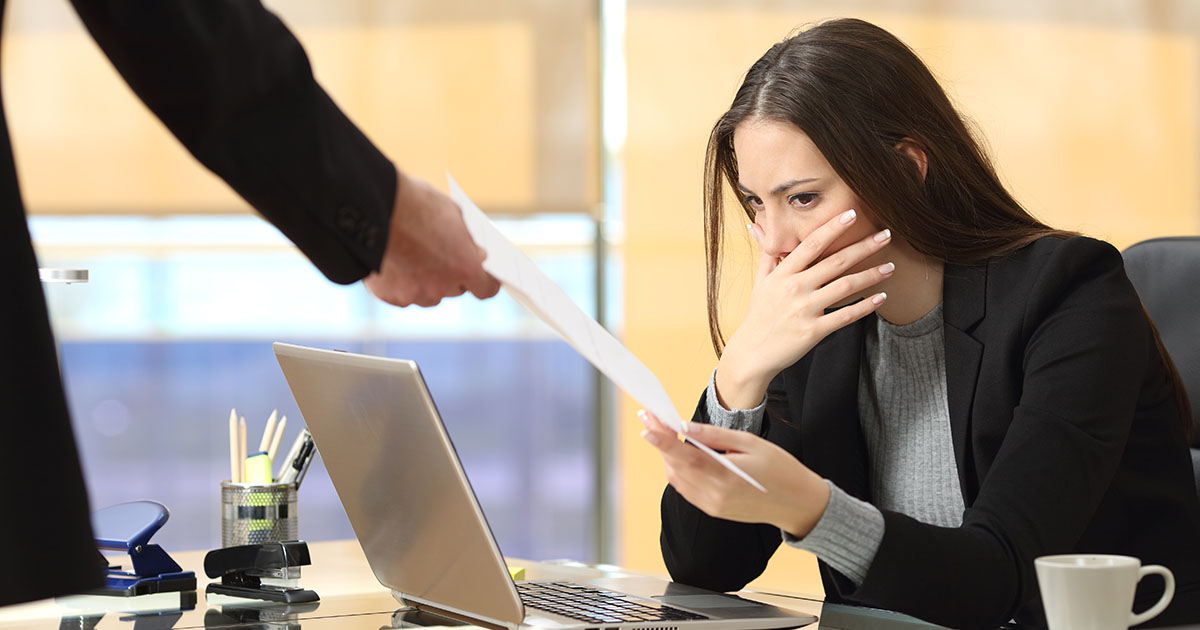 Mój szef zwolnił mnie znienacka. Następnego ranka obudziłem się z wiadomością tekstową od jego żony: „Spotkaj się ze mną. Muszę powiedzieć ci prawdę”.