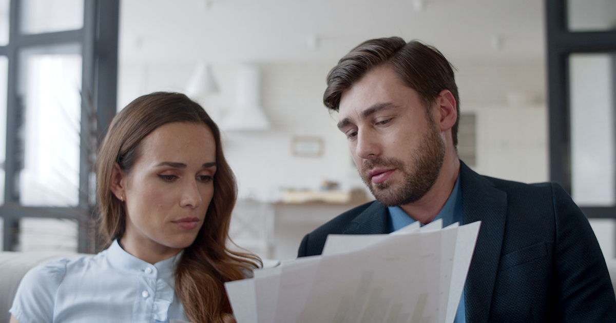 MÓJ SZEF UPOKORZYŁ MNIE NA ZEBRANIU PRACOWNIKÓW, PONIEWAŻ BYŁAM W CIĄŻY - JEGO UŚMIECH ZNIKNĄŁ, GDY WESZŁA KOBIETA Z DZIECKIEM NA RĘKACH.