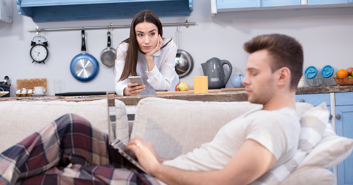 Pozwoliłam mojemu byłemu zostać w moim domu po jego zerwaniu - a potem zaczął przyprowadzać inne kobiety i udawać, że jestem tylko jego „współlokatorką”.