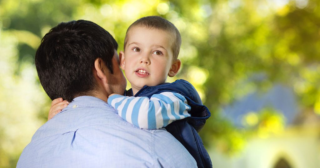 Mężczyzna decyduje się przeprowadzić test DNA na swoim synu, który „nie wygląda jak on”, a jego żona zbiera rodzinę po otrzymaniu wyników.