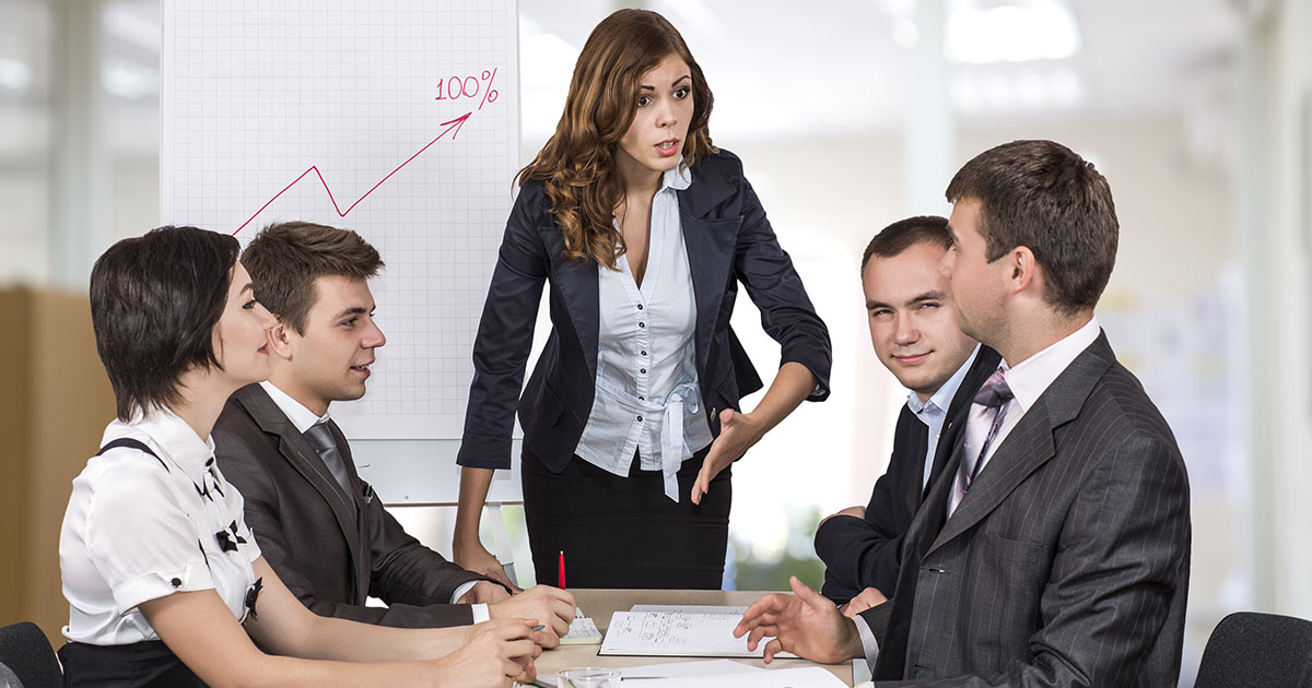 MÓJ SZEF UPOKORZYŁ MNIE NA ZEBRANIU PRACOWNIKÓW, PONIEWAŻ BYŁAM W CIĄŻY - JEGO UŚMIECH ZNIKNĄŁ, GDY WESZŁA KOBIETA Z DZIECKIEM NA RĘKACH.